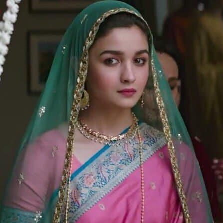 इस फिल्म की तैयारी के लिए आलिया ने कुछ फिल्में देखीं. साथ ही मेघना गुलजार की बनाई हुई कुछ शॉर्ट फिल्में भी देखीं ताकि वो अपनी हिंदी पर काम कर सकें.