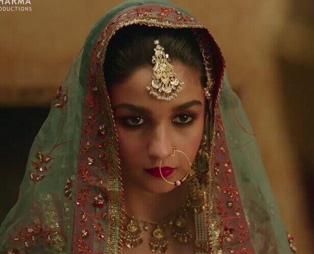 आलिया भट्ट की ये पहली पीरियड फिल्म है. आपको जानकर हैरानी होगी कि बिना स्क्रीप्ट पढ़े ही आलिया भट्ट ने इस फिल्म के लिए हां कर दी थी. 