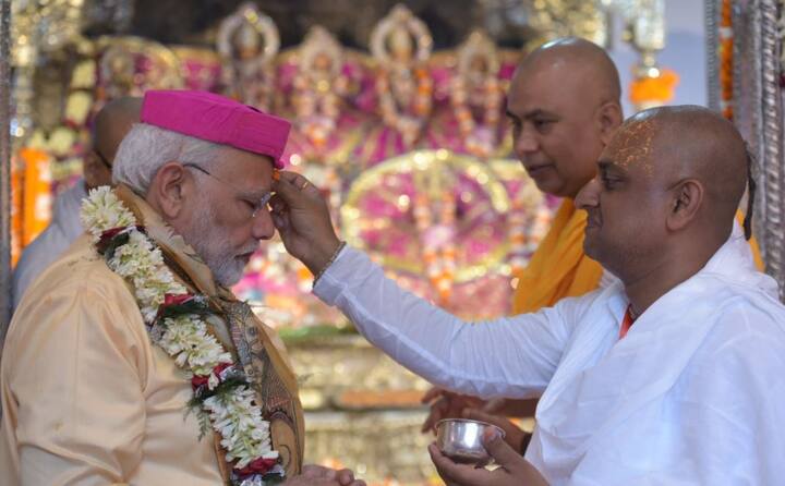 पीएम ने दौरे के पहले दिन नेपाल के जनकपुर में माता सीता के मंदिर में दर्शन किए. बता दें कि माता सीता का घर जनकपुर में ही था इसलिए उन्हें जानकी भी कहा जाता है. (तस्वीर: ट्विटर)