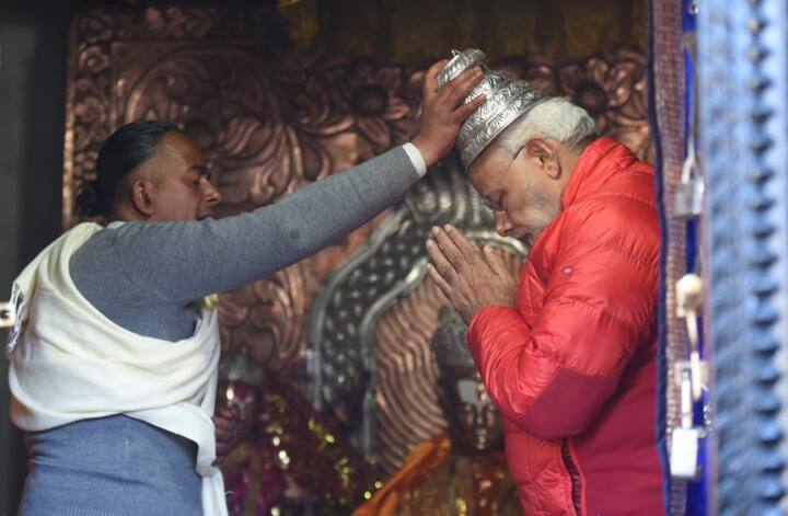 पीएम मोदी ने नेपाल में पशुपतिनाथ मंदिर, जानकी मंदिर और मुक्तिनाथ मंदिर का दौरा किया. कहा जा रहा है कि पीएम मोदी इसके जरिए हिंदू धर्म के दोनों समुदाय शैव और वैष्णवों को साधने की कोशिश कर रहे हैं. वहीं नरेन्द्र मोदी के मंदिर जाने पर कई सवाल भी उठ रहे हैं. कांग्रेस नेता अशोक गहलोत ने आरोप लगाया है कि पीएम नेपाल में मंदिर जा कर कर्नाटक चुनाव पर प्रभाव डालने की कोशिश कर रहे हैं. (तस्वीर: ट्विटर)