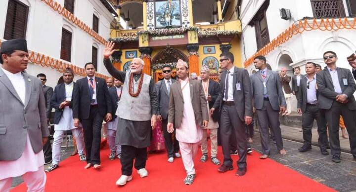प्रधानमंत्री नरेंद्र मोदी दो दिन के दौरे पर नेपाल पहुंचे थे जिसका आज आखिरी दिन है. मोदी इन दो दिनों में नेपाल के पीएम के पी शर्मा ओली से मिले, नेपाल के कई मंदिरों के भी दर्शन किए और साथ ही उन्होंने द्विपक्षीय रिश्तों को नया आयाम दिया. दौरे की खास बात रही कि यह पहला मौका है जब कोई भारतीय पीएम अपने दौरे की शुरुआत काठमांडू के बजाए जनकपुर से कर रहा हो. (तस्वीर: ट्विटर)