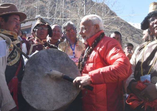 इसके बाद मोदी ने अपने दौरे के दूसरे दिन की शुरुआत मुक्तिनाथ मंदिर से की. उन्होंने वहां पहुंचकर पूजा अर्चना की और मौजूद लोगों से मुलाकात भी की. जानकी मंदिर की तरह पीएम मोदी ने यहां पर ढोल बजाया. (तस्वीर: ट्विटर)