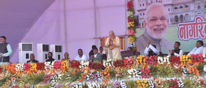 नेपाल के जनकपुर में नागरिक अभिनंदन समारोह में पीएम मोदी ने कहा, ''मैं तीर्थ यात्री के तौर पर जनकपुर आया हूं. जनकपुर आने में देरी के लिए माफी मांगता हूं. यह मां जानकी का धाम है, जिसके बिना अयोध्या अधूरी है. नेपाल के बिना भारत की आस्था अधूरी है. नेपाल के बिना भारत का विश्वास अधूरा है. नेपाल के बिना हमारे धाम भी अधूरे हैं और हमारे नाम भी अधूरे हैं.'' (तस्वीर: ट्विटर)