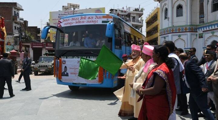 दौरे के दूसरे और आखिरी दिन पीएम ने जनकपुर से अयोध्या के बीच बस सेवा को हरी झंडी दिखाई. पीएम मोदी ने इस बस सेवा का उद्घाटन करते हुए कहा, 