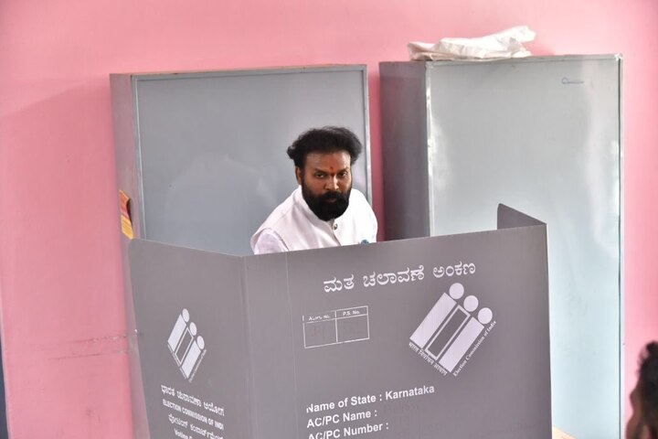 Before karnataka elections voting sriramlulu performs cow worship बीजेपी उम्मीदवार बी. श्रीरामुलु ने वोटिंग से पहले की गाय की पूजा