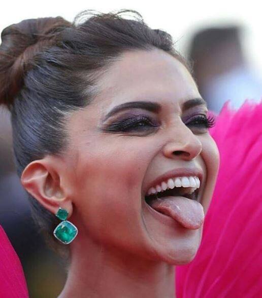 पापराजी को पोज देते वक्त दीपिका पादुकोण जीभ निकाल कर चिढ़ाती हुई दिखीं. उनकी इस तस्वीर की खूब चर्चा हो रही है. (PHOTO: INSTAGRAM)