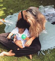 बिकनी पहन बेटे जैक के साथ स्वीमिंग करती नजर आईं लीज़ा हेडन