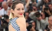 फ्रांस की एक्ट्रेस मैरियन कोटिलॉर्ड कांस में कुछ इस अंदाज में आईं नजर