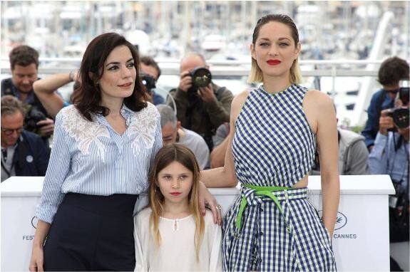 कांस फिल्म फेस्टिवल में दुनिया के कई कलाकार अपनी ड्रेस को लेकर चर्चा में रहे हैं. तस्वीरें-एपी