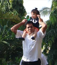 IN PICS: कंधे पर बैठकर अमृता अरोड़ा के गार्डन की सैर करते दिखे तैमूर