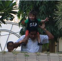 IN PICS: कंधे पर बैठकर अमृता अरोड़ा के गार्डन की सैर करते दिखे तैमूर