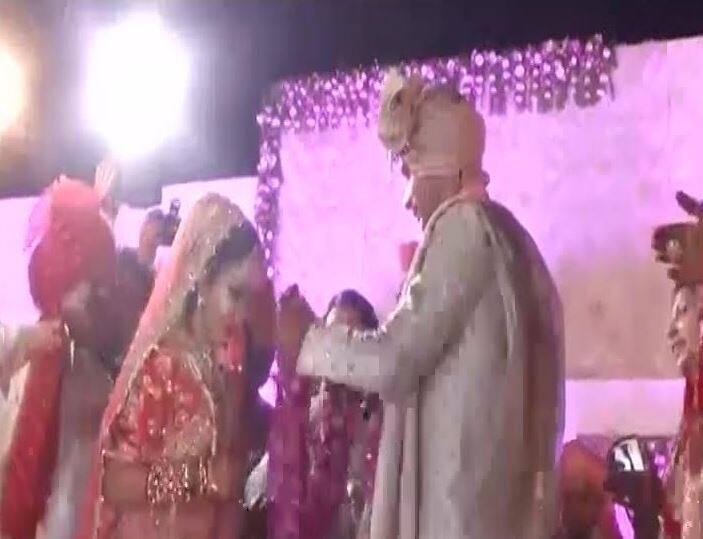जयमाला से पहले स्टेज पर तेजप्रताप और ऐश्वर्या एक दूसरे के साथ मस्ती करते हुए भी नजर आ रहे थे.
