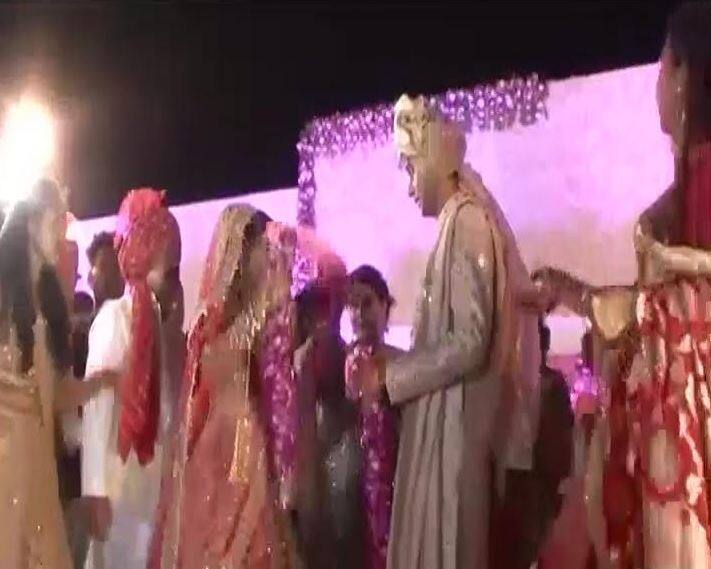 लेकिन जयमाला शुरू होते ही सबसे पहले ऐशवर्या ने तेजप्रताप के गले में माला पहना दी.