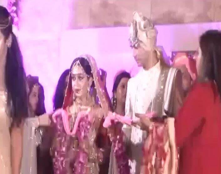 जयमाला के समय लालू के बड़े बेटे तेजप्रताप ऐश्वर्या के साथ स्टेज पर नजर आए.