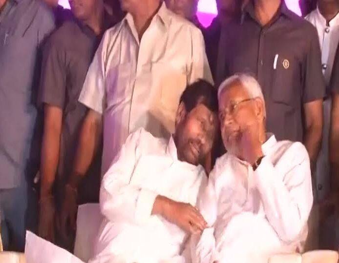 नीतीश कुमार के साथ केंद्रीय मंत्री रामविलास पासवान भी स्टेज पर दिखें.
