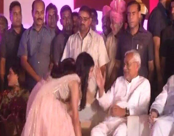 शादी में शामिल हुए बिहार के सीएम नीतीश कुमार ने लालू यादव के परिवार के सदस्यों को आशीर्वाद भी दिया. 