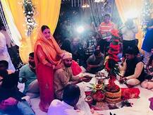 साफा बांधे दूल्हा बने तेजप्रताप, स्टेज पर लालू के साथ नजर आए नीतीश कुमार