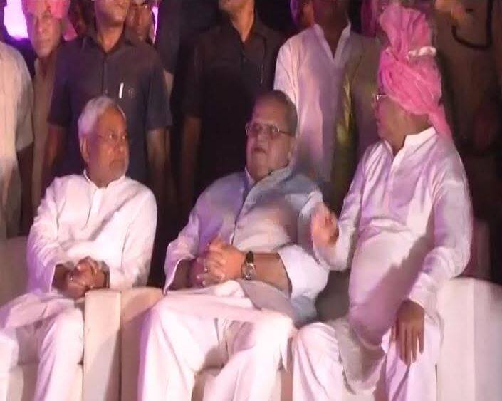 स्टेज पर लालू यादव और नीतीश कुमार ने एक दूसरे के साथ काफी देर तक बात भी की.