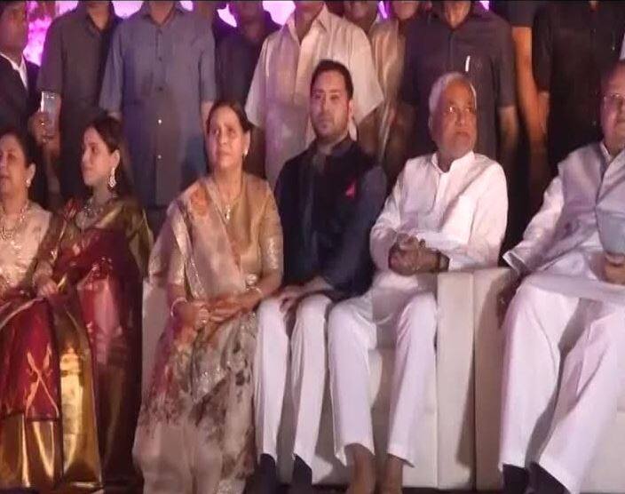 नीतीश कुमार ने लालू यादव के पूूरे परिवार के साथ स्टेज शेयर किया तो वहीं फोटो भी खिंचवाई.