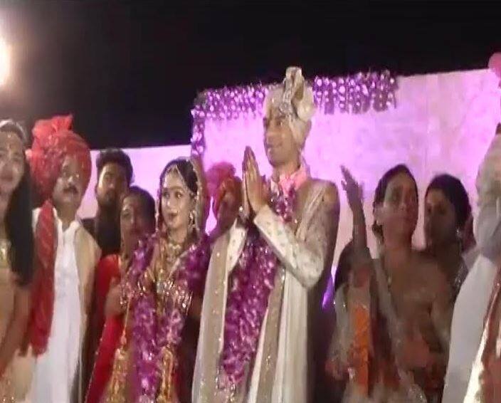 जयमाला होने के बाद दोनों दूल्हा- दूल्हन तेजप्रताप और ऐश्वर्या ने शादी में शरीक हुए मेहमानों से आशीर्वाद लिया.