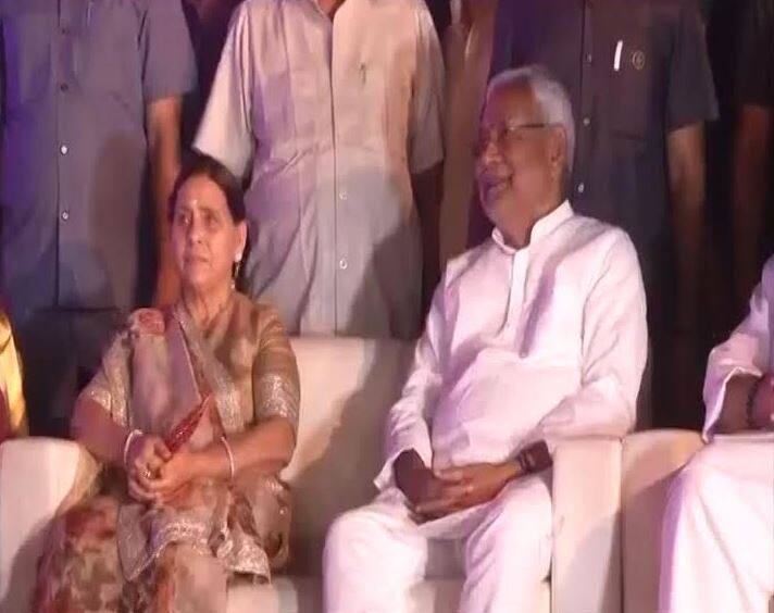 नीतीश कुमार लालू यादव की पत्नी और बिहार की पूर्व सीएम के साथ भी स्टेज पर नजर आए.