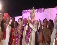 साफा बांधे दूल्हा बने तेजप्रताप, स्टेज पर लालू के साथ नजर आए नीतीश कुमार