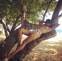 बीच किनारे फुरसत के पलों में दिखीं मिलिंद सोमन की पत्नी अंकिता कोंवर