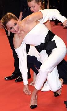 Cannes Film Festival 2018: रेड कार्पेट पर डिस्बेलेंस हुई ये एक्ट्रेस और फिर गिरा उनका ईयरिंग