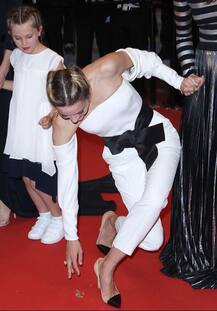 Cannes Film Festival 2018: रेड कार्पेट पर डिस्बेलेंस हुई ये एक्ट्रेस और फिर गिरा उनका ईयरिंग