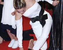 Cannes Film Festival 2018: रेड कार्पेट पर डिस्बेलेंस हुई ये एक्ट्रेस और फिर गिरा उनका ईयरिंग