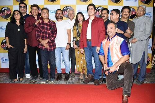 इस दौरान आमिर खान के बेटे जुनैद और भाई फैजल खान भी काफी खुश नजर आए. (तस्वीर: मानव मंगलानी)