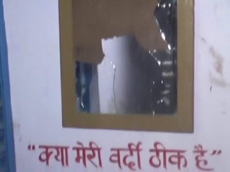 A group of 50 people attacks on Moradabad police station मुरादाबाद: युवक को छुड़ाने के लिए पुलिस चौकी पर हमला, अपहरण मामले में नामजद था आरोपी