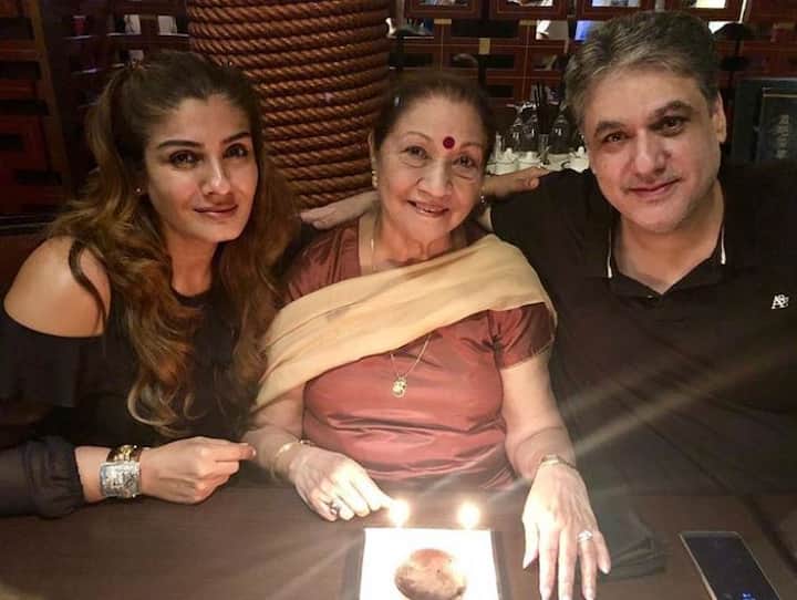  एक्ट्रेस रवीना टंडन ने अपनी मां के साथ एक तस्वीर शेयर करते हुए बेहद खूबसूरत तस्वीर शेयर करती हुए एक इमोशनल मैसेंज लिखा. ये एक स्पेशल दिन है, मेरा मां का जन्मदिन है वो मदर्स डे के मौके पर . मेरी मां सबसे ज्यादा स्ट्रांग और ब्रेव लेडी हैं उन्हीं से मैंने प्यार और खयाल रखना शुरू कर दिया है. 