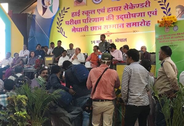 MP Board Result 2018 LIVE: 10वीं और 12वीं के रिजल्ट घोषित, लड़कियों ने मारी बाजी MP Board Result 2018: Class 10 result class 12 result live mpbse.nic.in, examresults.net, indiaresults.com MP Board Result 2018 LIVE: 10वीं और 12वीं के रिजल्ट घोषित, लड़कियों ने मारी बाजी