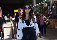 SPOTTED: मीरा और करीना कपूर से लेकर ईशा गुप्ता तक, यहां देखिए सितारों का एयरपोर्ट लुक