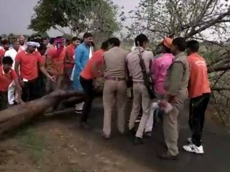 कई इलाकों में 14 मई को भी तूफान की आशंका है जिसके कारण सभी सरकारी और गैर सरकारी स्कूलों को बंद रखने का आदेश दिया गया है.