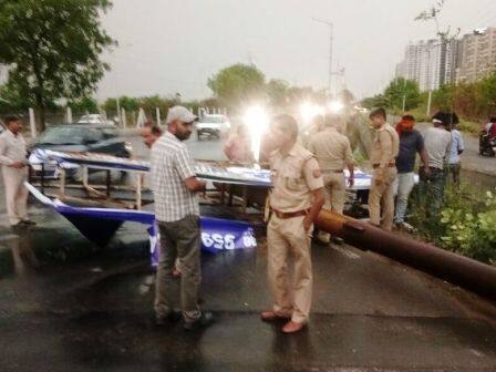 ब्रज के इलाके में ओले गिरने की भी खबरें हैं. स्थानीय संवाददाताओं ने बताया कि कुछ जगहों पर फसलों को बुरी तरह नुकसान पहुंचा है. आम को खास तौर पर काफी नुकसान होने की खबर है.