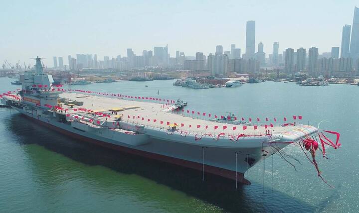 इस स्लाइड शो की सारी तस्वीर चीन के उस पहले 'एयरक्राफ्ट कैरियर वॉरशिप' की है जो ड्रैगन ने अपने देश में खुद बनाया है. चीन ने इसे बनाने में अपनी घरेलू तकनीक का इस्तेमाल किया है.