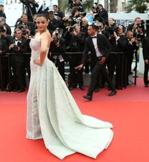 ऐश्वर्या के साथ कांस आईं ये हीरोइन और लूट के ले गई सबका दिल