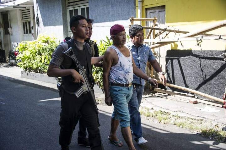 पुलिस ने कहा कि चर्च पर हमले के कुछ घंटे बाद ही उसी शहर में एक अपार्टमेंट के परिसर में हुए धमाके में तीन लोग मारे गए और दो घायल हो गए. मंगेरा ने कहा कि पूर्वी जावा पुलिस ने चर्च में हुए हमले में इस्तेमाल विस्फोटक और सिदोजरे में हुए हमले में इस्तेमाल विस्फोटक में समानता पाई है. उन्होंने कहा कि चर्च पर हुए हमले और सिदोजरे में हुए हमले दोनों में एक ही परिवार के सदस्य भी शामिल थे.