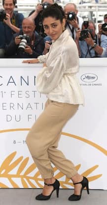 कांस में रेड कार्पेट पर कभी डांस करते तो कभी सेल्फी लेती नजर आई ये हसीना