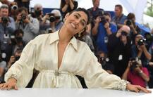 कांस में रेड कार्पेट पर कभी डांस करते तो कभी सेल्फी लेती नजर आई ये हसीना