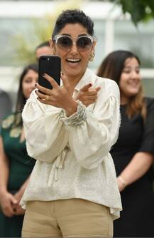 कांस में रेड कार्पेट पर कभी डांस करते तो कभी सेल्फी लेती नजर आई ये हसीना