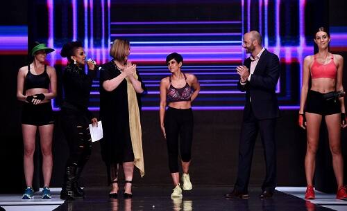 मंदिरा के इस अंदाज के सभी कायल हो गए. इंडस्ट्री में मंदिरा का स्टाइल स्टेटमेंट सबसे अलग और हट के है जो उनके फैंस को काफी पसंद है. (Photo: Fotocrop)