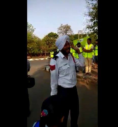 Video: इस अदा पर क्यों न हो कुर्बान दुनिया, गाना गा कर ट्रैफिक नियमों की जानकारी देने में मग्न पुलिसकर्मी Traffic police is telling rules by singing song Video: इस अदा पर क्यों न हो कुर्बान दुनिया, गाना गा कर ट्रैफिक नियमों की जानकारी देने में मग्न पुलिसकर्मी