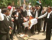 इलाहाबाद : हत्या के विरोध में पांचवें दिन भी हड़ताल पर रहे वकील, जगह-जगह प्रदर्शन