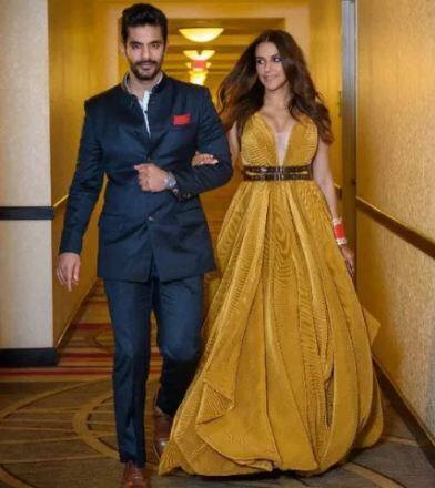 नेहा अपने पति अंगद के साथ भी पोज देती हुईं दिखाई दीं. फोटोः इंस्टाग्राम  