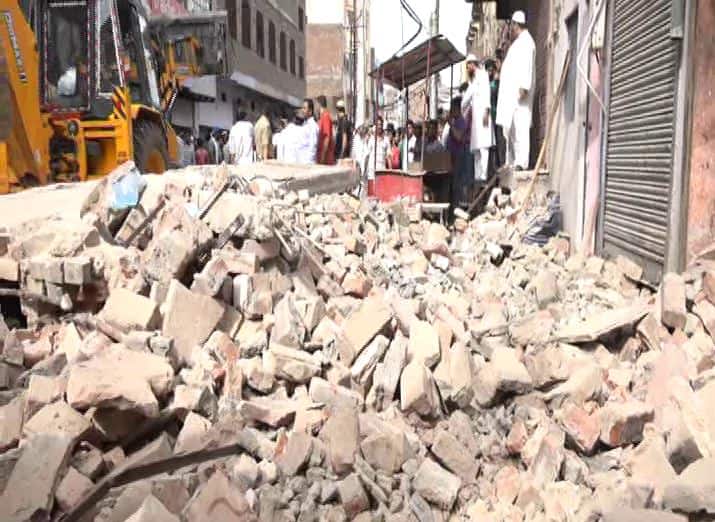 Three people dead after buried in rubble at Agra आगरा में गिरा जर्जर मकान, मलबे में दबने से तीन लोगों की मौत