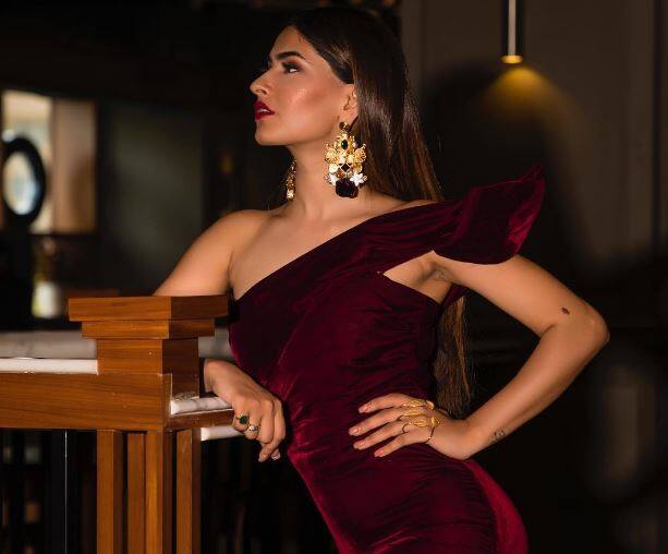 see the latest pics of karishma sharma बेहद आकर्षक अंदाज़ में नजर आईं स्टार प्लस के सीरियल 'ये है मोहब्बतें' की यह अभिनेत्री