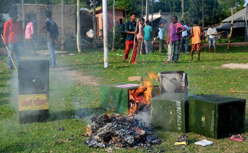 73 फिसदी वोटिंग के बीच हिंसा की भेंट चढ़ा पश्चिम बंगाल पंचायत चुनाव, 13 लोगों की मौत